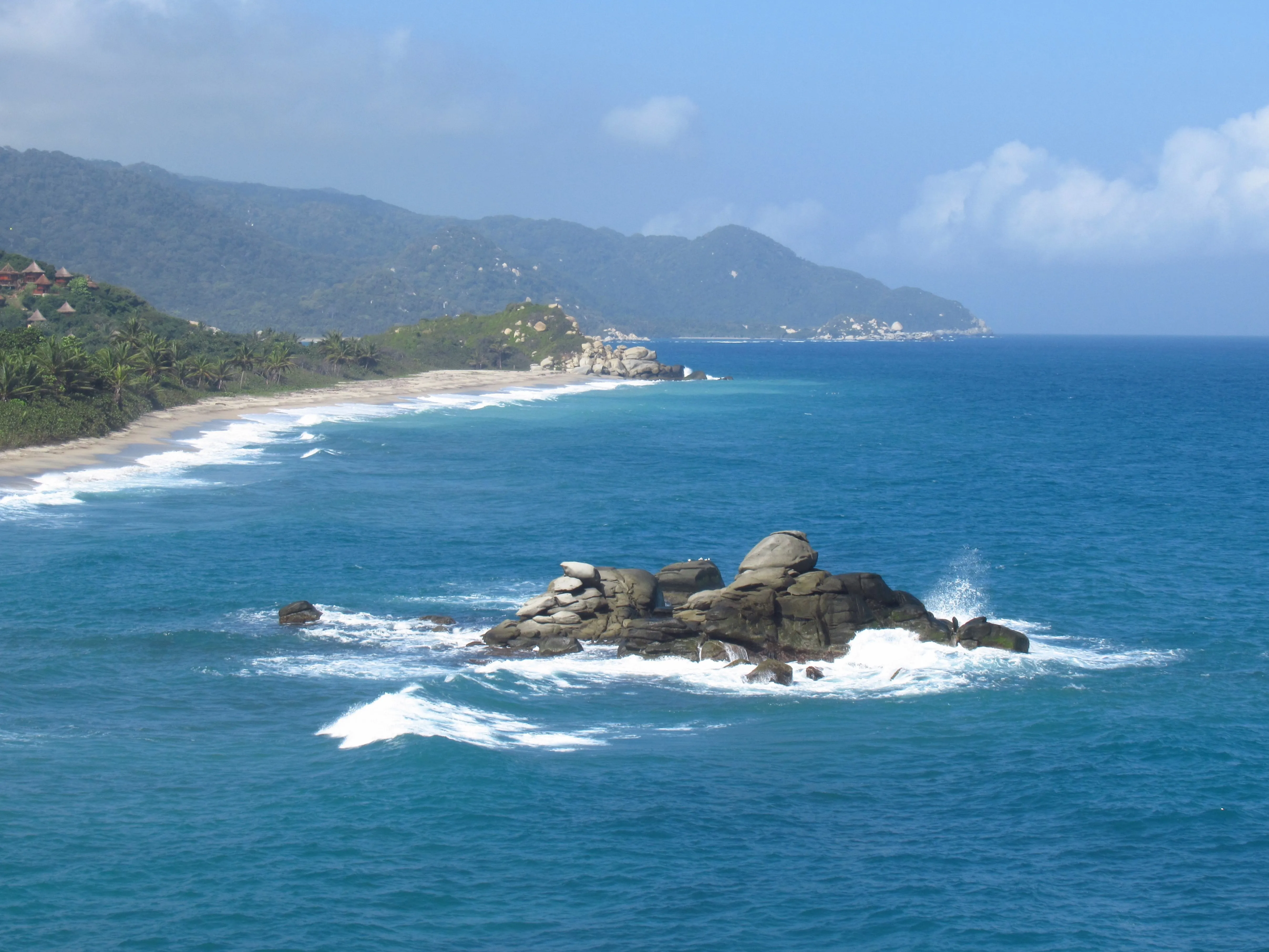 Vista Aérea de las Profundas Ensenadas Costeras del Tayrona