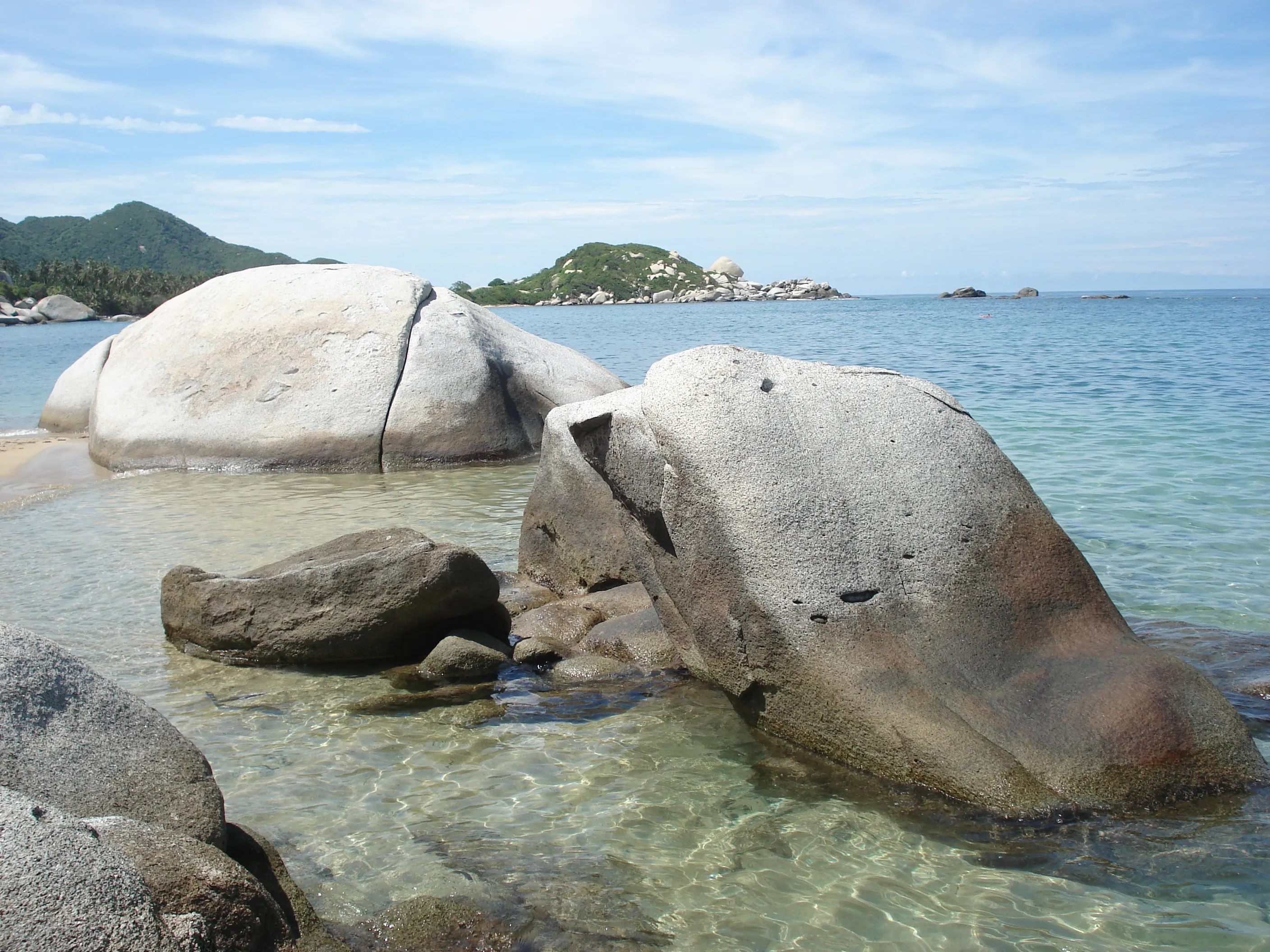 Enormes Rocas de Granito Liso Descansando en Aguas Tranquilas y Poco Profundas